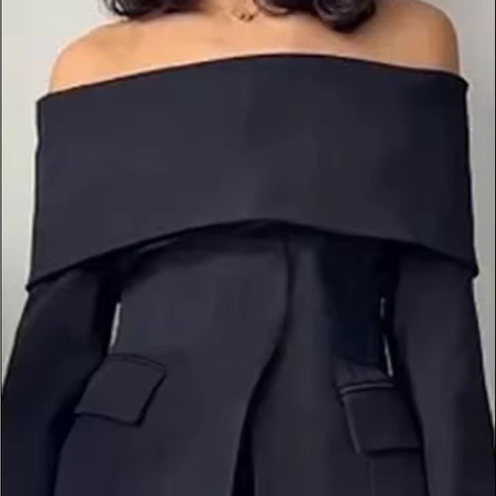 Elegant Black Off-Shoulder blazer - Picture 3 of 4